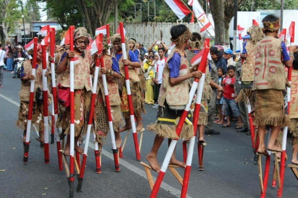 Keseruan ribuan anak meriahkan Festival Egrang Kota Batu