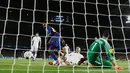 Gol bunuh diri dari pemain AS Roma Kostas Manolas saat mencoba menghadang pemain Barcelona Samuel Umtiti pada pertandingan Liga Champions di stadion Camp Nou di Barcelona (4/3). (AP Photo / Manu Fernandez)