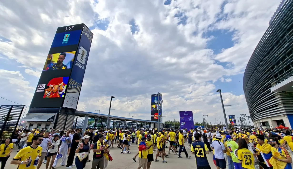 Suporter Ekuador dan Jerman memadati area luar MetLife Stadium, New York New Jersey, AS, jelang pertandingan fase grup Piala Dunia 2026, Kamis (25/6/2026). Ribuan pendukung dari kedua negara menciptakan suasana semarak dengan mengenakan atribut tim, bernyanyi, dan berfoto sebelum memasuki stadion. (KLY Sports/Hery Kurniawan)