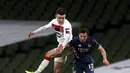 Bek Arsenal, Cedric Soares berebut bola di udara dengan bek Dundalk, Darragh Leahy dalam pertandingan Grup B Liga Europa 2020/2021 di Stadion Aviva, Jumat (11/12/2020) dini hari WIB. Arsenal menang 4-2 saat bertandang di markas wakil Irlandia, Dundalk. (Brian Lawless/PA via AP)