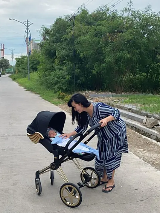 Ketika jalan-jalan keliling area rumah bersama Baby Arsilla, Zaskia Gotik tetap tampil santai dengan mengenakan daster. (Foto: instagram.com/zaskia_gotix)