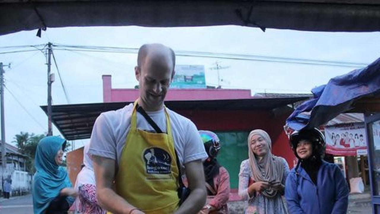 Jualan burger demi pengobatan istri
