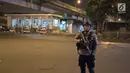 Polisi berjaga di sekitar halte Transjakarta usai terjadi ledakan di kawasan Kampung Melayu, Jakarta, Rabu (24/5). Sekitar lokasi langsung dijaga oleh petugas untuk melakukan penyisiran. (Liputan6.com/Herman Zakharia)