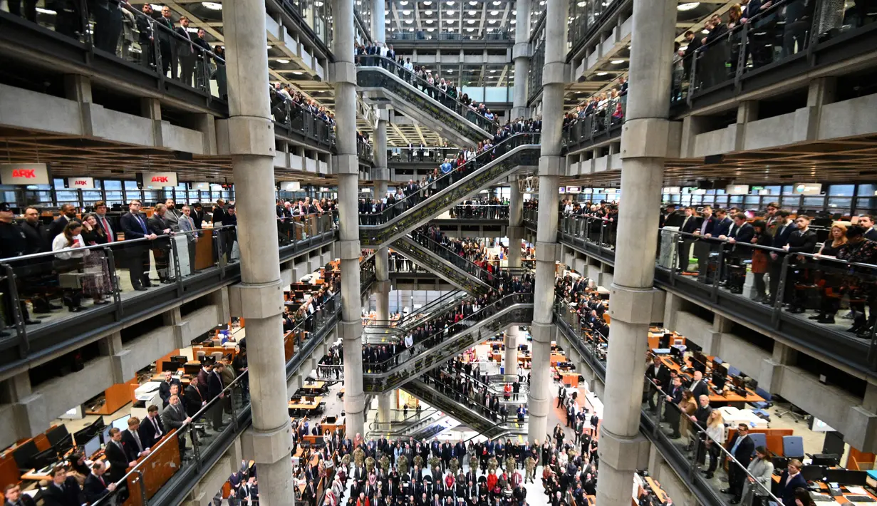 Karyawan mengheningkan cipta selama satu menit untuk memperingati Remembrance Day atau Hari Peringatan di Lloyds of London, Inggris, Jumat (12/11/2021). Remembrance Day adalah hari untuk mengenang jasa para tentara dan pihak-pihak yang berkorban pada Perang Dunia I. (DANIEL LEAL-OLIVAS/AFP)