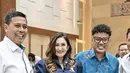 Ia kerap kenakan ragam model blazer, salah satunya blazer biru dengan kancing di bagian depan.  [Foto: Instagram/ Nafa Urbach]