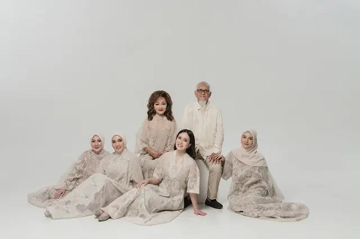 6 Pemotretan Shandy Aulia Bersama Keluarga Besar Muslim, Rukun di Tengah Perbedaan
