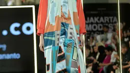 Model dengan busana rancangan desainer Nys.co ft, Hannie Hananto dari Indonesia dalam Jakarta Modest Fashion Week 2018 (JMFW) di Gandaria City, Jakarta, Kamis (26/7). Jakarta terpilih sebagai gelaran yang keempat dalam JMFW. (Liputan6.com/Faizal Fanani)