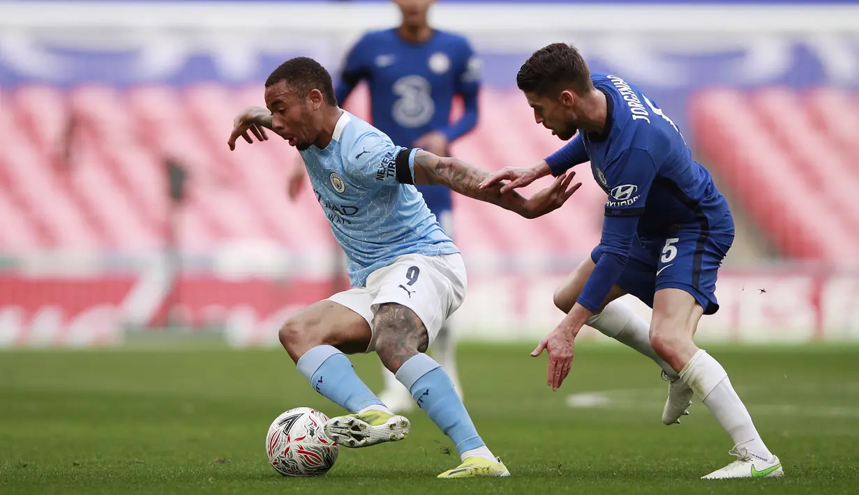 Penyerang Manchester City, Gabriel Jesus mengontrol bola dari kawalan gelandang Chelsea, Jorginho pada  pertandingan semifinal Piala FA di Stadion Wembley di London, Inggris, Minggu (18/4/2021). Kemenangan atas City mengantar Chelsea melaju ke Final Piala FA. (AP Photo/Ian Walton, Pool)