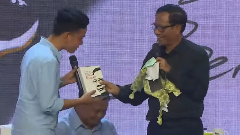 Momen lucu saat Mahfud MD tukeran kado dengan Gibran Rakabuming di acara Ulang Tahun Mata Najwa ke-13