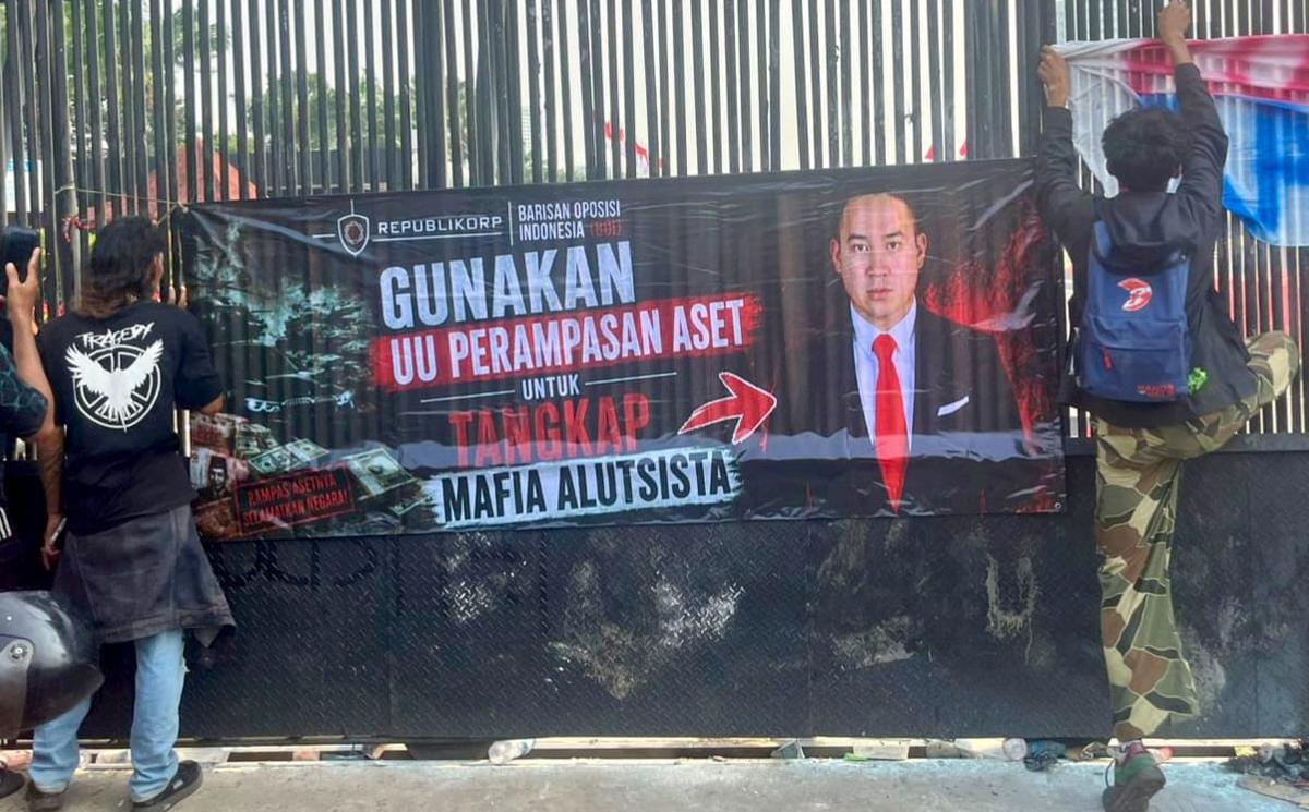 Massa BOI Soroti Dugaan Mafia Alutsista