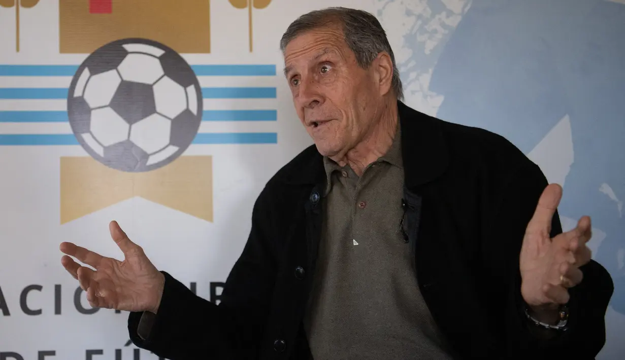 Oscar Tabarez. Pelatih berusia 74 tahun ini baru saja dipecat dari Timnas Uruguay pada 20 November 2021 lalu usai hasil buruk di Kualifikasi Piala Dunia 2022. Pelatih yang juga pernah menangani AC Milan dan Cagliari ini dipecat usai 15 tahun setia bersama La Celeste. (AFP/Pablo Porciuncula)