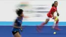 Pemain Indonesia, Melinda, menggiring bola saat melawan Thailand pada laga Asian Games di Lapangan Hoki, GBK, Jakarta, Sabtu (25/8/2018). Indonesia kalah 0-2 dari Thailand. (Bola.com/Peksi Cahyo)