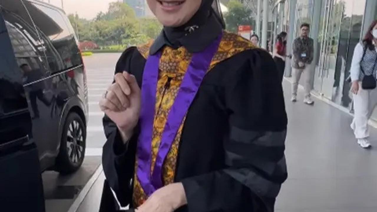 Potret Desy Ratnasari Wisuda S3, Resmi Menyandang Gelar Doktor