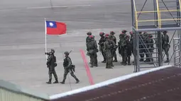 Taiwan membatalkan sebagian dari latihan militer tahunannya pada hari Selasa karena pihak berwenang meningkatkan persiapan untuk apa yang mereka katakan bisa menjadi topan paling merusak yang melanda pulau itu dalam hampir empat tahun. (AP Photo/ Chiang Ying-ying)
