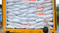 Pemerintah Indonesia mengirimkan 5.000 metrik ton beras untuk masyarakat Sri Lanka yang sedang mengalami krisis pangan. (Liputan6.com/Angga Yuniar)
