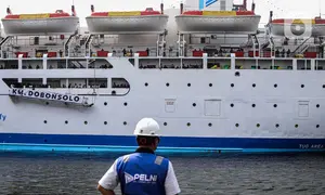 Kapal Pelni KM Dobonsolo yang membawa peserta Mudik Gratis Sepeda Motor sesaat sebelum bersandar di Pelabuhan Tanjung Priok, Jakarta Utara, Minggu (14/4/2024). (Liputan6.com/Angga Yuniar)