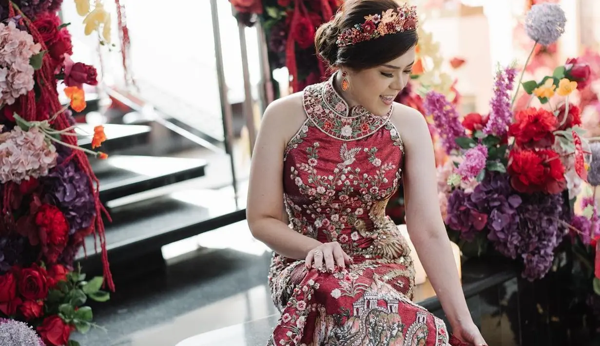 Potret terbaru yang dibagikan Tina Toon, mengenakan cheongsam merah yang super cantik di acara sangjitnya dengan sang kekasih. Foto: Instagram.