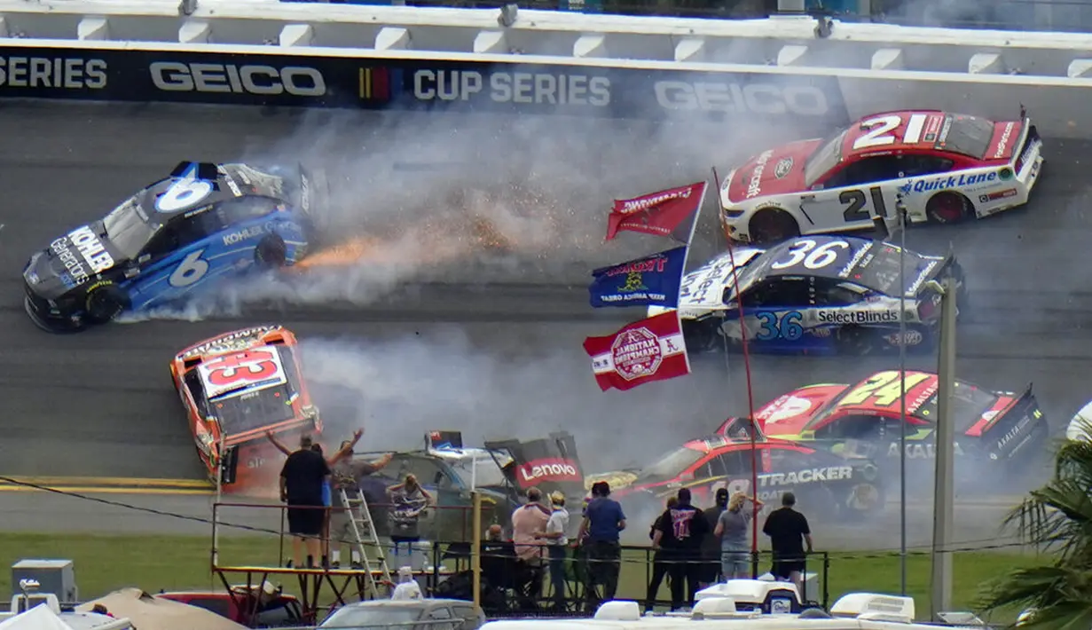Sejumlah mobil saling bertabrakan pada lap ke-14 balapan NASCAR Daytona 500 di Daytona International Speedway, Pantai Daytona, Florida, Amerika Serikat, Minggu (14/2/2021). Sebanyak 16 mobil bertumpuk dalam kecelakaan tersebut. (AP Photo/Chris O'Meara)