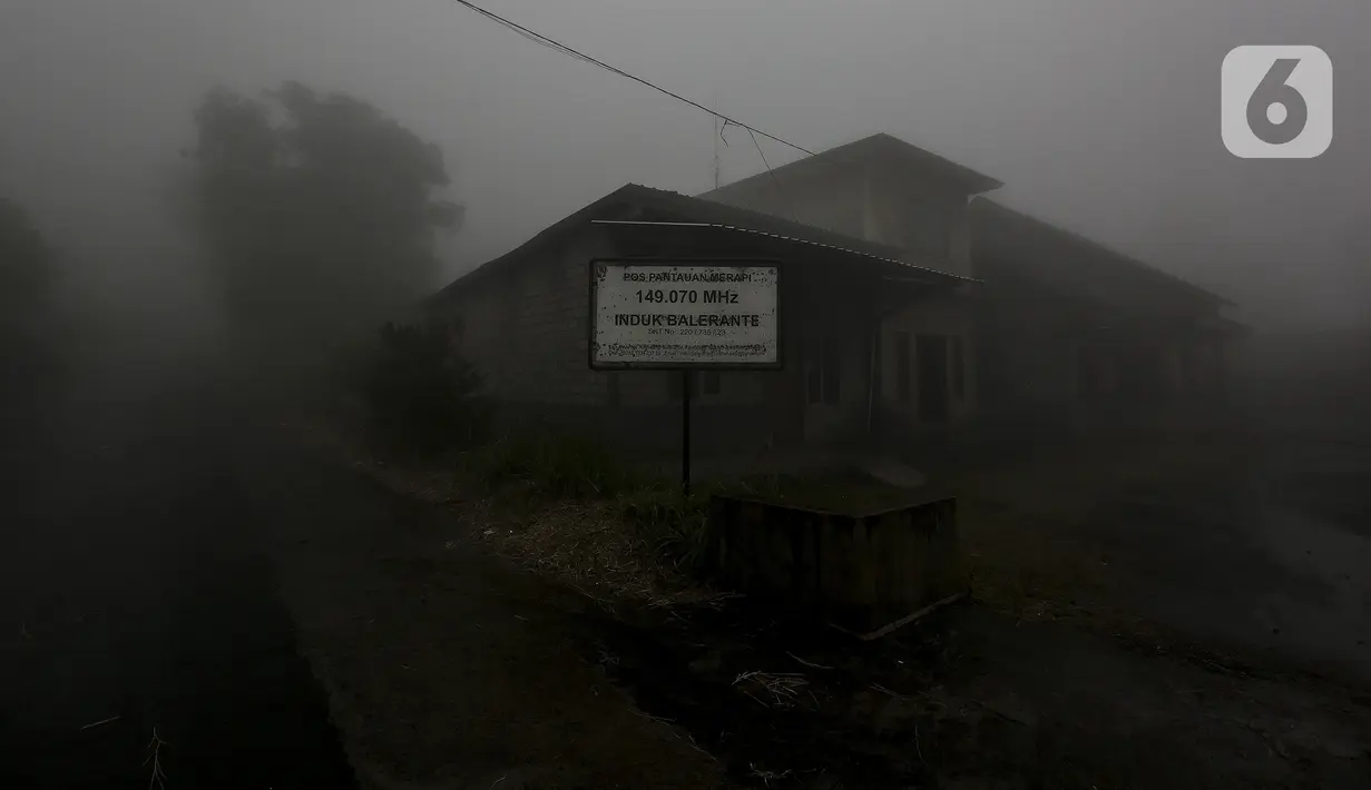 Suasana di Pos Pantau Merapi Induk Balerante, Kemalang, Klaten, Jawa Tengah, Jumat (20/11/2020). Kepala BPPTKG Hanik Humaida menyebut perjalanan magma Gunung Merapi ke puncak makin dekati permukaan. (Liputan6.com/Johan Tallo)