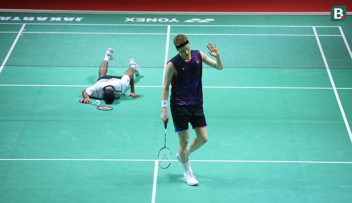 <p>Tunggal putra Indonesia, Chico Aura Dwi Wardoyo terkapar di lapangan setelah gagal mengembalikan bola saat melawan wakil Denmark, Anders Antonsen pada babak 32 besar Indonesia Masters 2024 di Istora Senayan Jakarta, Rabu (24/1/2024). Chico kalah dua gim langsung dengan skor 15-21 dan 10-21. (Bola.com/M Iqbal Ichsan)</p>