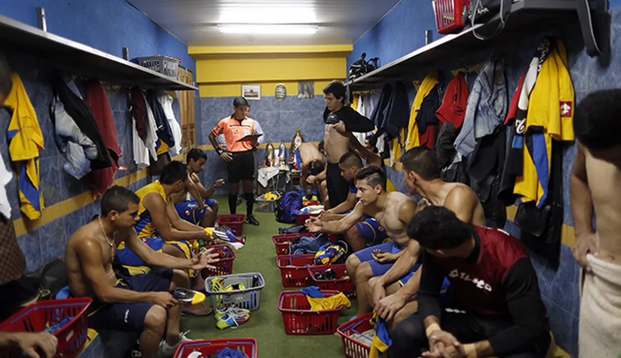 Suasana ruang ganti tim Deportivo Capiata.  (AP Photo/Jorge Saenz)