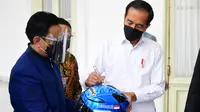Presiden Mandalika Racing Team, Rapsel Ali (kiri) bersama Presiden Jokowi  pada sebuah kesempatan. (Dokumentasi Mandalika Racing Team)