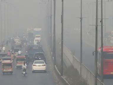 Kendaraan melaju di jalan raya saat kabut asap menyelimuti Lahore, Pakistan, Rabu (11/11/2020). Orang-orang di Lahore berisiko terkena penyakit pernapasan dan masalah terkait mata setelah kualitas udara memburuk ke tingkat yang berbahaya. (AP Photo/K.M. Chaudary)