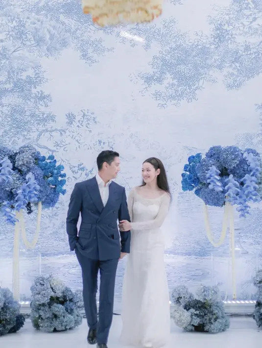 Di hari pernikahannya, Mila kenakan gaun putih sederhana. Tak hanya itu saja makeup flawless dengan gaya rambut yang alami dengan tatanan yang sederhana.  [Foto: Instagram/ Budisatrio Djiwandono]