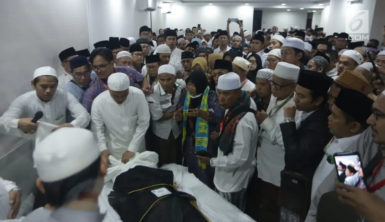 Umat muslim mengurus jenazah KH Maimun Zubair atau Mbah Moen usai dimandikan di Masjid Muhajirin Khalidiyah, Makkah, Arab Saudi, Selasa (6/8/2019). Mbah Moen meninggal dunia di Makkah al Makaromah sekitar pukul 04.30 waktu setempat. (Liputan6.com/HO/Baharuddin/MCH)