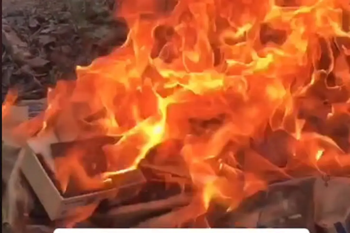 Boikot Produk Prancis, Pria ini Bakar Dompet Hingga Produk Pembersih Wajah