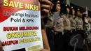 Para wanit cantik berfoto bersama polwan yang menjaga keamanan jelang sidang praperadilan Komjen Budi Gunawan di Pengadilan Negeri Jakarta Selatan, Senin (2/2/2015). (Liputan6.com/Johan Tallo)