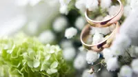Untuk itu pemilihan cincin pernikahan perlu dilakukan secara hati-hati dan seksama sehingga dapat mewakili selera dan kepribadian pengantin. (iStockphoto)