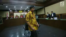 Ketua AMPG, Fahd El Fouz meninggalkan ruangan usai menjalani sidang perdana dengan agenda pembacaan dakwaan kasus dugaan korupsi proyek pengadaan Alquran di Pengadilan Tipikor, Jakarta (13/7). (Liputan6.com/Helmi Afandi)