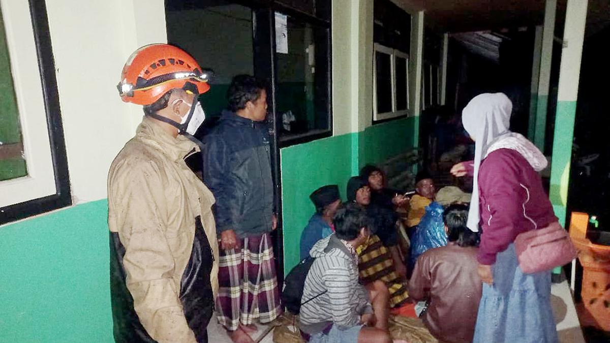 Warga di Zona Merah Gunung Semeru Mulai Mengungsi ke Tempat Aman