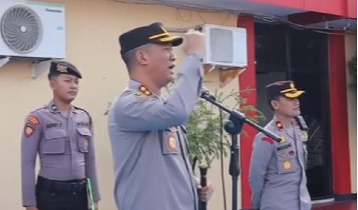 "Coba angkat tangan anggota saya yang sudah menikah," ujarnya.