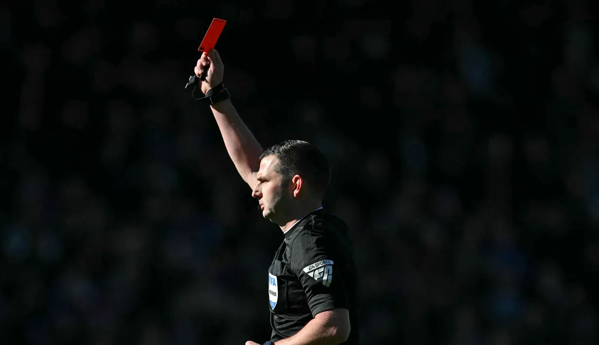 Insiden yang terjadi pada menit kedelapan itu segera mendapat sorotan tajam. Wasit memberikan kartu merah setelah tinjauan VAR. (AFP/Glyn Kirk)