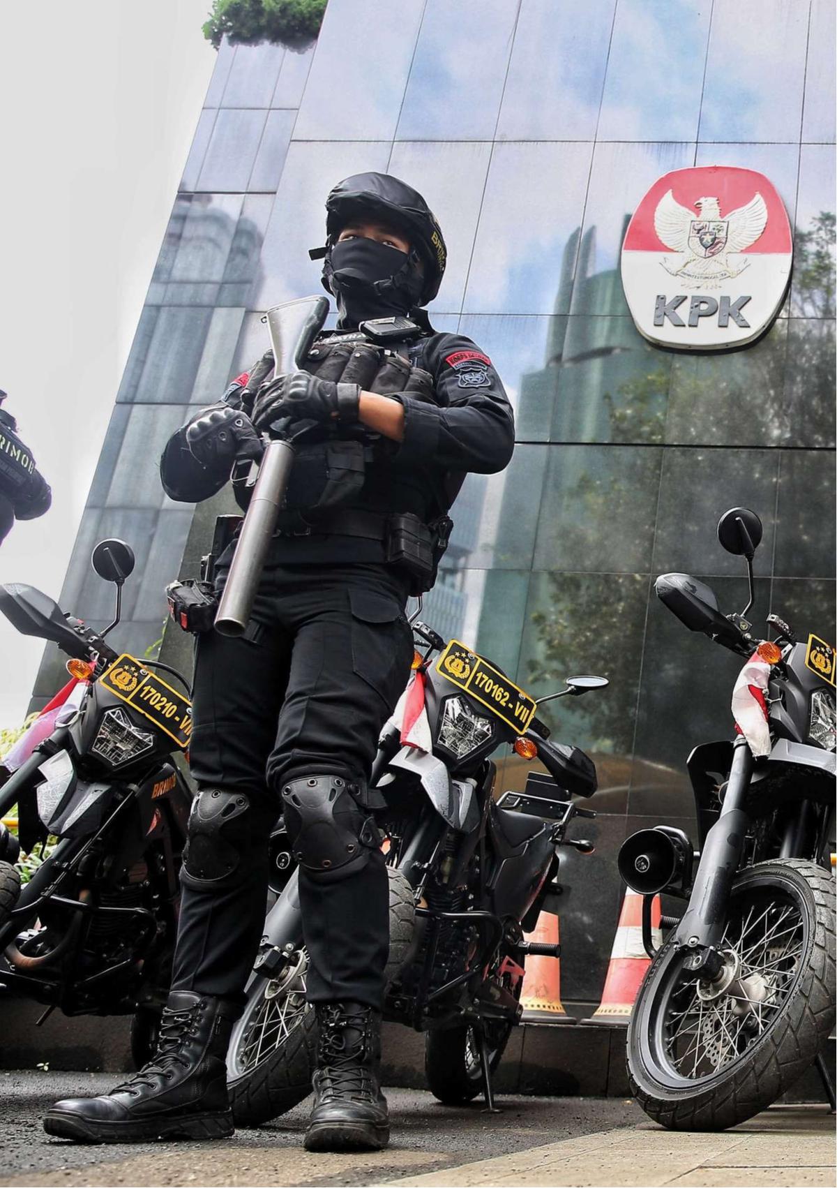 Gedung KPK Dijaga Ketat Polisi Bersenjata Saat Hasto Kristiyanto Diperiksa