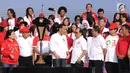 Presiden RI, Joko Widodo (tengah) bersama sejumlah menteri hadir pada gelaran Harmoni Indonesia 2018 di Kompleks Gelora Bung Karno, Jakarta, Minggu (5/8). Harmoni Indonesia adalah bernyanyi bersama secara serentak. (Liputan6.com/Helmi Fithriansyah)