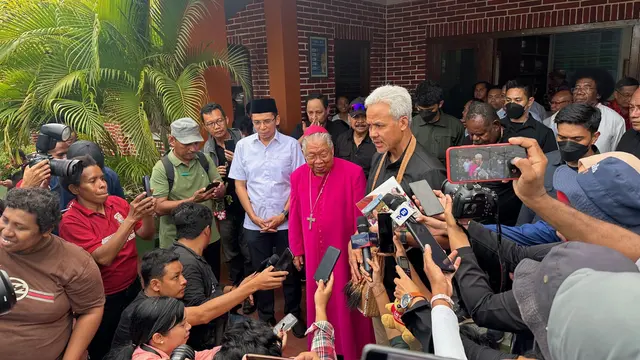 Calon presiden (capres) Ganjar Pranowo menemui langsung Uskup Agung Merauke Mgr. Petrus Canisius Mandagi MSC di Merauke, Papua Selatan.