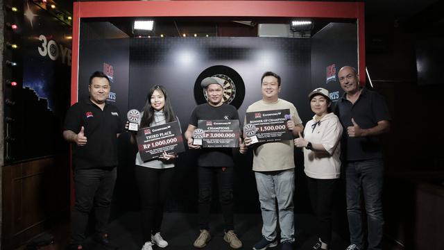 Frangky dan Jessica bersama para pemenang Dart National Competition Series 01