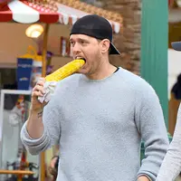 Foto asli Michaael Buble lagi makan jagung (via E!News)
