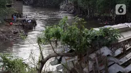 Anak-anak bermain di kawasan bantaran Kali Ciliwung, Jakarta, Rabu (10/3/2021). Wagub DKI Jakarta Ahmad Riza Patria mengatakan, pembebasan lahan untuk normalisasi Kali Ciliwung sepanjang 10 KM dari sisi kiri dan kanan membutuhkan anggaran sebesar Rp 5 triliun. (Liputan6.com/Helmi Fithriansyah)