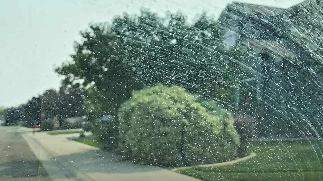 Tips Menghilangkan Noda Air dan Jamur di Kaca Mobil