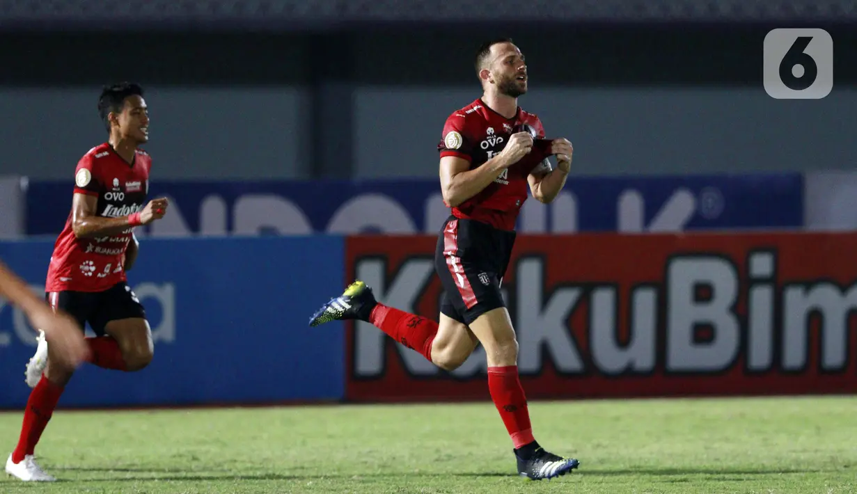 Pemain Bali United Ilija Spasojevic melakukan selebrasi usai mencetak gol ke gawang Persib Bandung pada laga BRI Liga 1 di Stadion Indomilk Arena, Tangerang, Sabtu (18/9/2021). Persib Bandung ditahan imbang 10 pemain Bali United dengan skor 2-2. (Bola.com/M. Iqbal Ichsan)