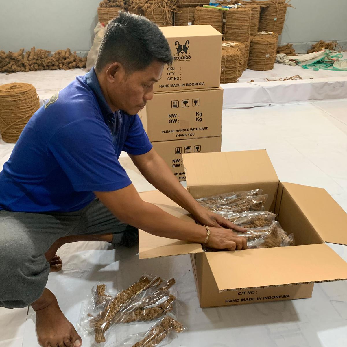 Napi Lapas Kedungpane Semarang Ubah Serabut Kelapa Jadi Hewan Mainan