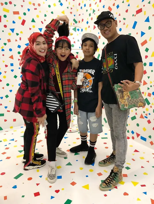 “Karena dia dimanfaatkan, dan mereka enggak mau Papanya itu dimanfaatkan oleh pihak-pihak tertentu," lanjut Uya menjelaskan. (Instagram/king_uyakuya)