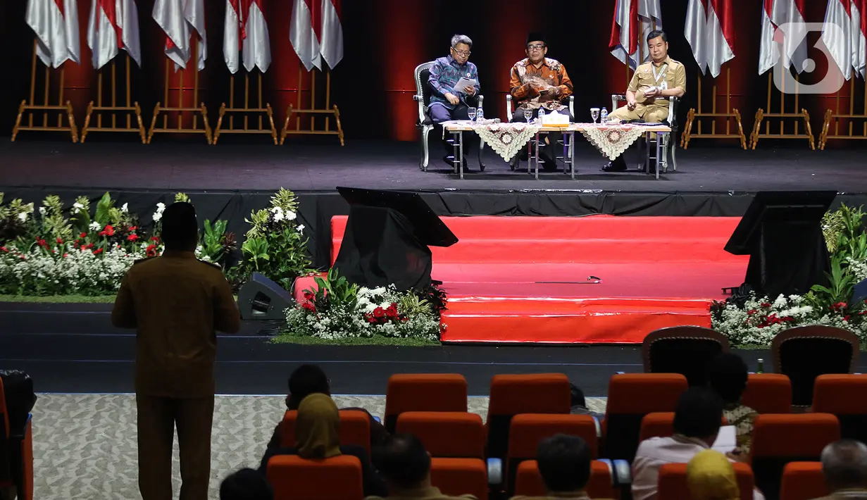 Dirjen Perimbangan Keuangan Kemenkeu Astera Primanto Bhakti, Menteri Agama Fachrul Razi dan Kepala BPSDM Kemendagri Teguh Setyabudi (ki-ka) usai diskusi panel III Rakornas Indonesia Maju antara Pemerintah Pusat dan Forkopimda di Bogor, Rabu (13/11/2019). (Liputan6.com/Herman Zakharia)