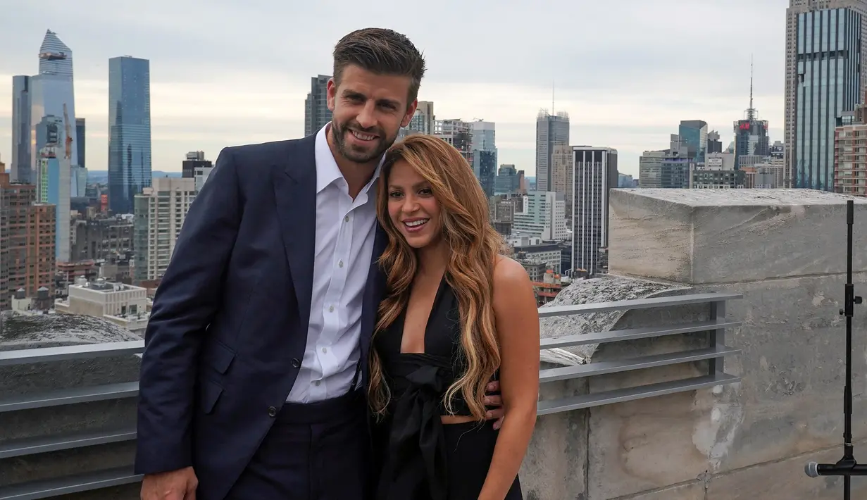 Shakira. Penyanyi dan penulis lagu asal Kolombia ini menjalin hubungan dengan bek Barcelona Gerard Pique sejak 2011 setelah bertemu dalam video klip Shakira berjudul Waka-waka sebagai promosi Piala Dunia 2010 Afrika Selatan. Hingga kini dikaruniai 2 orang putra. (AFP/Bryan R. Smith)