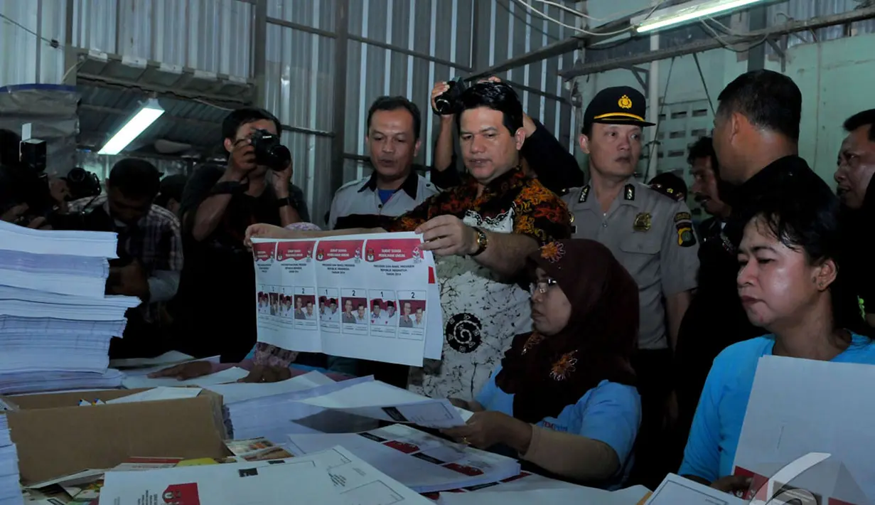 Husni Kamil Malik mengaku optimistis logistik KPU itu akan selesai sesuai waktu yang ditentukan, Jakarta, Sabtu (14/6/2014) (Liputan6.com/Andrian M Tunay)