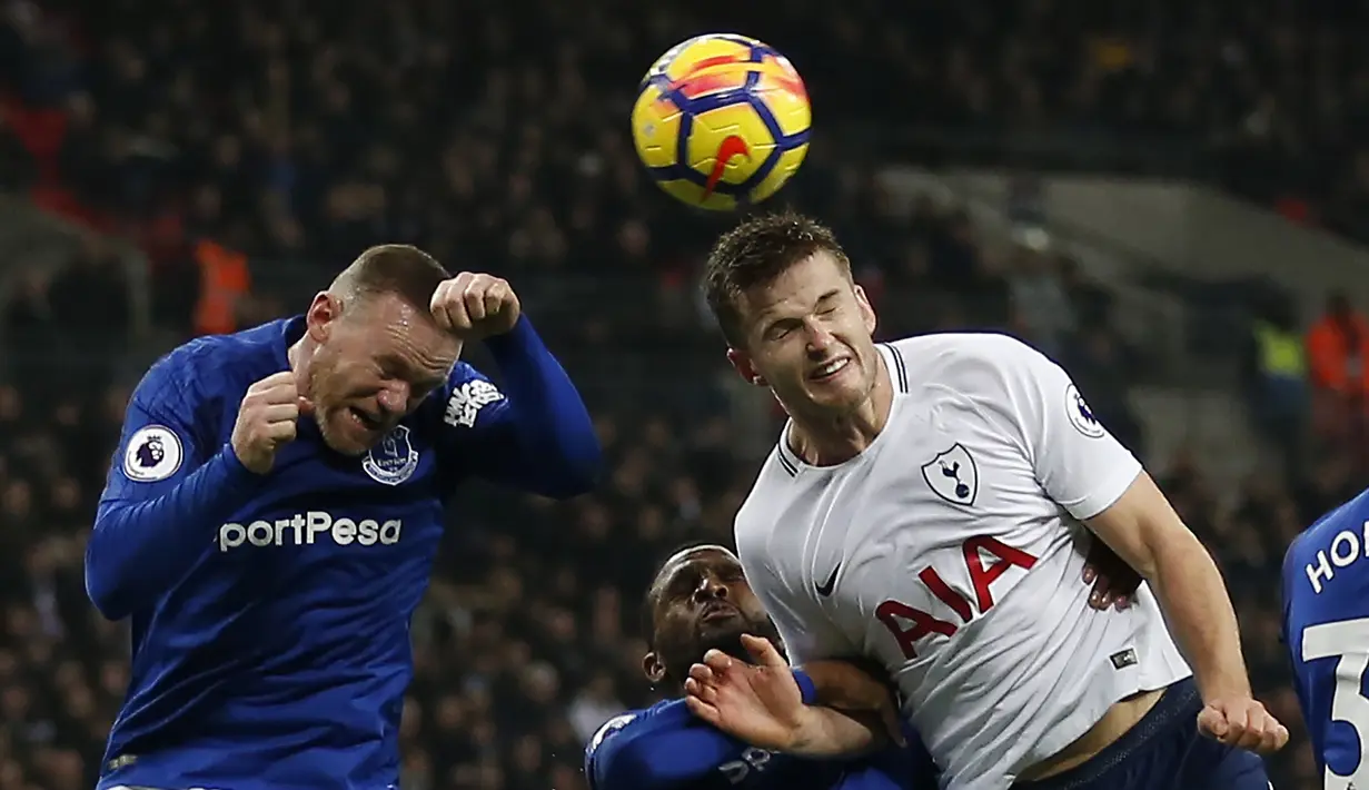 Striker Everton Wayne Rooney berebut bola di udara dengan bek Tottenham Hotspur Eric Dier saat pertandingan Liga Primer di Stadion Wembley, London (13/1). Dalam pertandingan ini Harry Kane menyumbang dua gol untuk Tottenham. (AFP Photo/Ian Kington)
